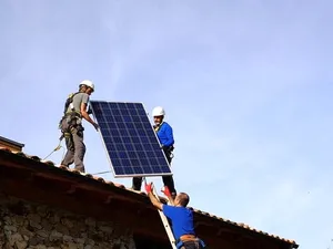 IHS stelt wereldwijde verkoop zonnepanelen 2019 naar boven bij tot 129 gigawattpiek