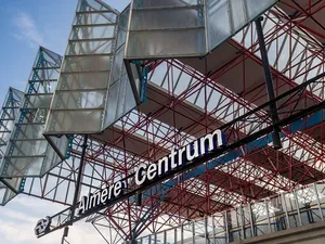 Station Almere Centrum:  zonnepanelen als entree voor Floriade