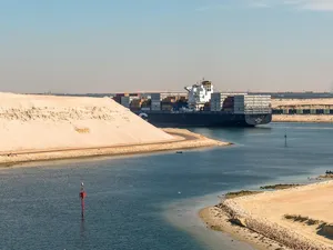 Naweeën blokkade Suezkanaal: ‘Enorme vertragingen, prijzen zonnepanelen gaan mogelijk stijgen’