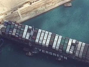 Containers met zonnepanelen vast op schip dat Suezkanaal blokkeert: ‘Hamsteren niet nodig’