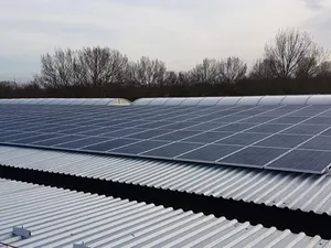 Sunconnect Solar realiseert 700 zonnepanelen bij Waard Transport