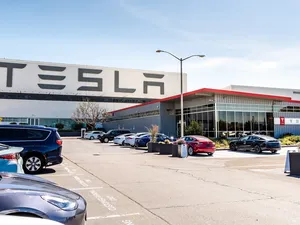 Tesla verkoopt recordhoeveelheid batterijen, verkoop zonnepanelen daalt verder