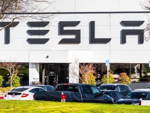 Tesla ziet vraag naar batterijen exploderen, verkoop zonnepanelen zwakt af