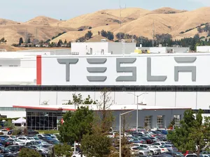 Tesla: verkoop zonnepanelen gehalveerd door tekorten, verkoop batterijen bijna verdubbeld