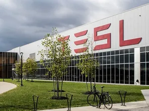 Tesla: ernstige zorgen over verplichte opslag lithium-ionbatterijen in kleine brandcompartimenten