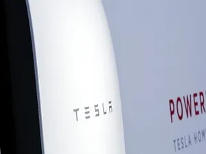 Belgische voetbalclub plaatst zonnepanelen en Tesla Powerwall