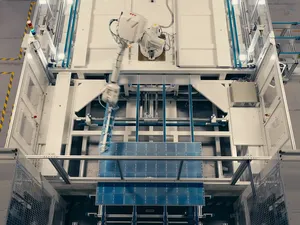 Tesla start productie nieuw zonnepaneel en levert minder batterijen