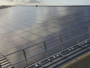 KiesZon start met plaatsing 560 zonnepanelen op dak Timmerije in Neede