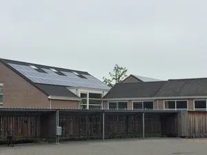 Basisschool Zierikzee krijgt zonnepanelen van TonS Mosterd