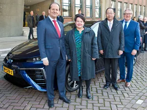 Toyota levert 2 elektrische waterstofauto’s aan Nederlandse overheid