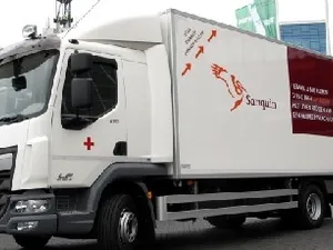 Truckland levert Sanquin vijf vrachtwagens die met zonnecellen bloed koelen tijdens transport