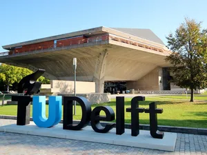 TU Delft ontwikkelt nieuwe batterij van duurzame materialen die sneller oplaadt
