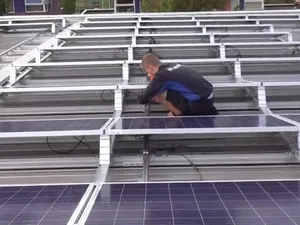 E2-Energie wint miljoenenaanbesteding voor zonnepanelen op 31 gebouwen Carmelcollege