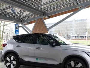 Nieuw lab Universiteit Twente voor onderzoek zonne-energie en energieopslag op parkeerplaatsen