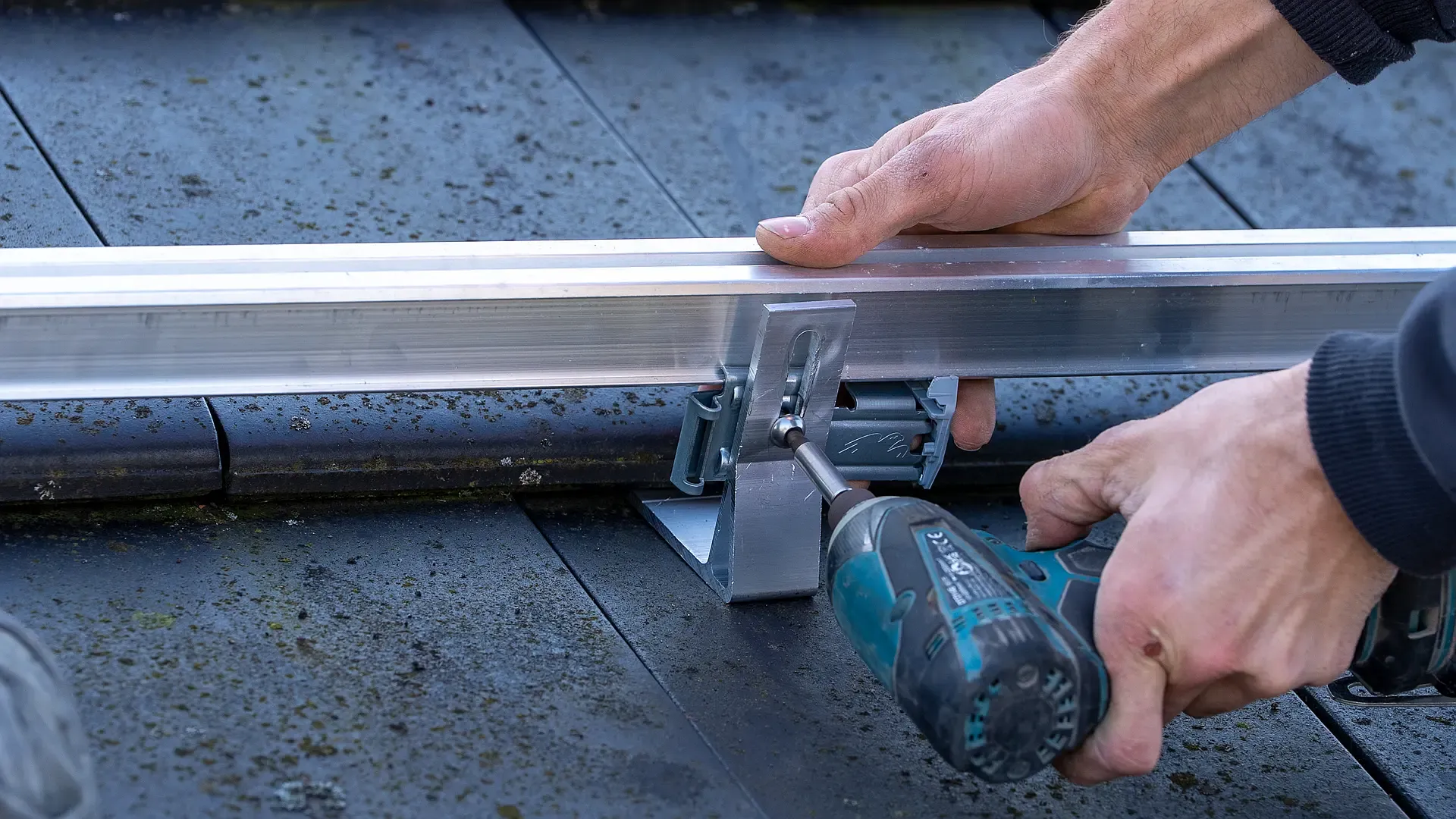 Detail van aluminium montagerail en bevestiging voor zonnepanelen op pannendak