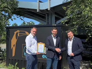 Van der Valk Solar Systems reikt eerste CO2-certificaat voor zonnecarport uit