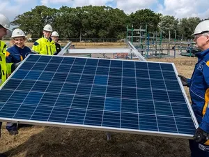 Zonnepark Velsen: Nuon legt eerste van 7.300 zonnepanelen
