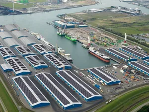 Startschot plaatsing 140.000 zonnepanelen Verbrugge Terminals, Enduris breidt stroomnet uit