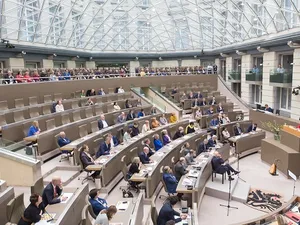Vlaams Parlement neemt voorstel aan om dubbele rekening eigenaren zonnepanelen te voorkomen