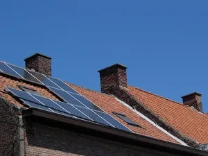 Vlaanderen versoepelt voorwaarden voor erkenning zonnepaneleninstallateur