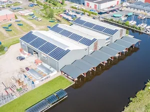Zonnegilde levert 5.000 zonnepanelen Wajer Yachts en Larcom op