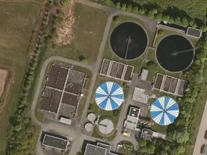 Brabant Water schrijft aanbesteding uit voor 3,3 megawattpiek zonnepanelen