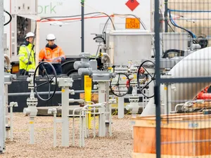 Eerste grote waterstofleiding Rotterdam gevuld met groene waterstof
