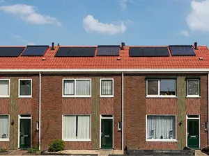 Terwijl andere woningcorporaties aarzelen door einde salderingsregeling, blijft Talis zonnepanelen én zonneboilers plaatsen bij huurders