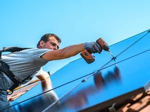 Saman Groep neemt tienduizenden zonnepaneelcontracten Zelfstroom over