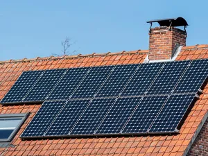 Vlaamse eigenaren zonnepanelen kunnen vergoeding aanvragen voor dubbel betaalde netkosten