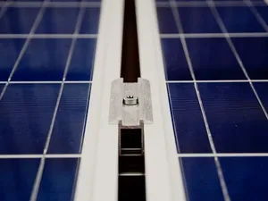 Elektrotechniek Van Ee installeert 2.816 zonnepanelen bij Van Ee Staal
