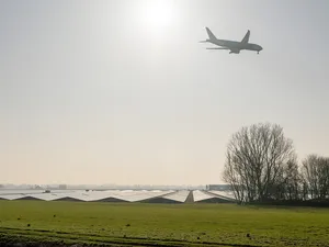 Herbouw zonnepark Schiphol van start met antireflecterende zonnepanelen
