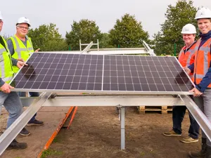 Powerfield en Chint Solar leggen eerste zonnepaneel zonneparken Pesse en Fluitenberg