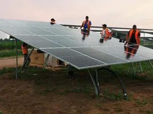 Eerste van 120.000 zonnepanelen van zonnepark Aadijk Almelo geplaatst