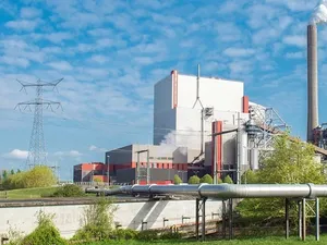 RWE plaatst 13.400 drijvende zonnepanelen bij biomassa- en kolencentrale in Geertruidenberg