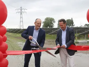 Energiecoöperatie Dordrecht neemt 11.500 zonnepanelen van Zonnepark Amstelwijck in gebruik