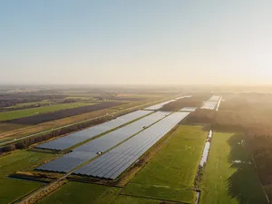 PowerField stelt 300 megawattpiek zonneparken beschikbaar voor stabiliseren stroomnet