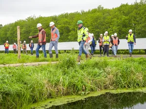 PowerField en De Groene Wieken starten bouw Zonnepark Nieuwlande
